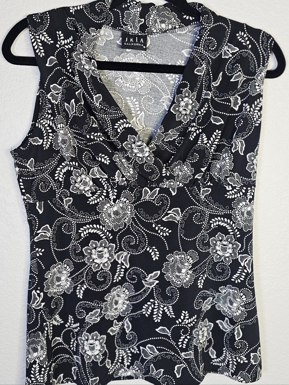 Black & White Floral Sleeveless V-Neck Top